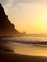STRANDFÜHRER // VILA DO BISPO Praia da Murração 37 9 17.02 N 8 54 31.33 W Das so genannte Vicentinische Juwel ist ein wunderschöner Strand von natürlicher Schönheit und relativ wenig frequentiert.