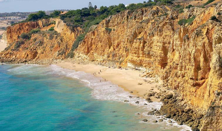 Der Name des Strandes geht auf das Röhricht zurück, das einen reißenden Wasserlauf umgibt, der in der Regenzeit in Kaskaden die Felswand hinunter rauscht.