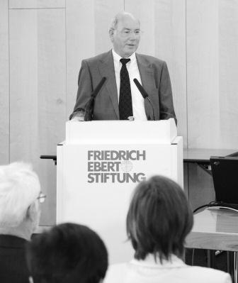 423 Michael Schneider (Foto: Bernd Raschke/ AdsD) net durch die Archive der politischen Stiftungen.