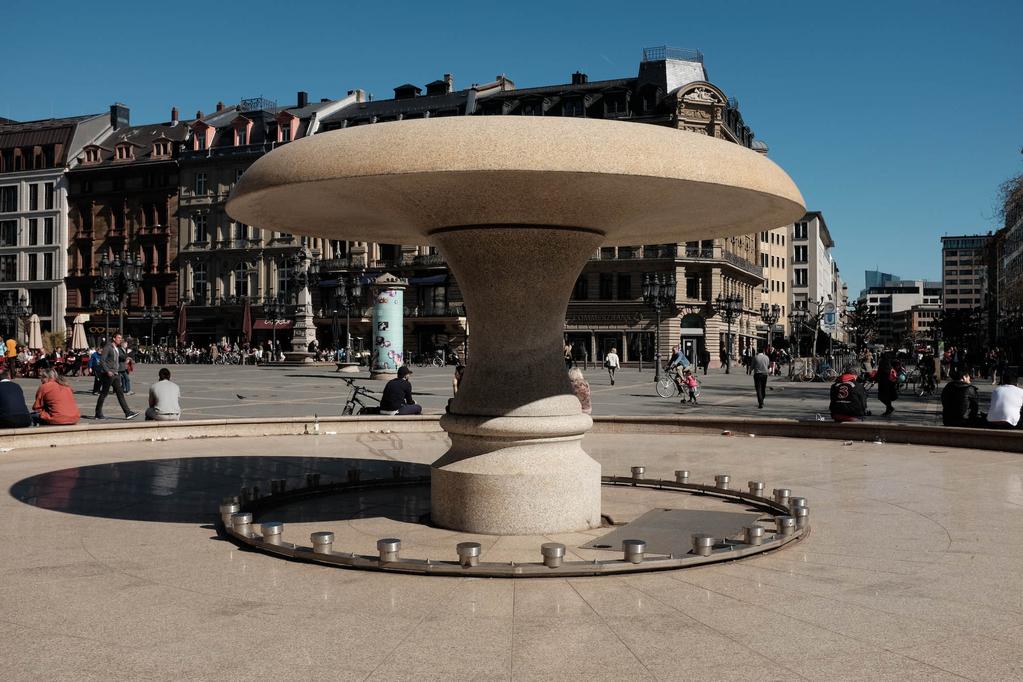 Historie und Anlage History and site STRÖMEND Der vom Berliner Architekten Richard Lucae 1872 entworfene, aber nie realisierte Brunnen, wurde vom Bildhauer Edwin Hüller in neuer, schlichter