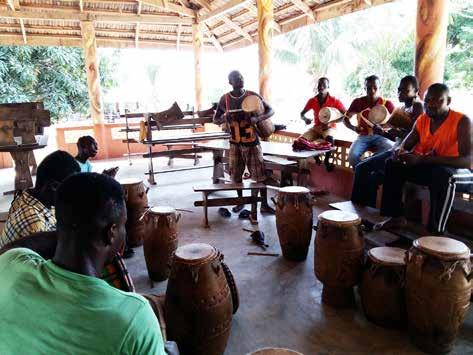 Workshop der Baobab Culture Troupe Ein Trommler und ein Tänzer kamen für einen Workshop aus Tamale angereist, um mit unserer Truppe Northener Tänze einzuüben und auch um die Trommler zu schulen.