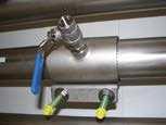 Mit Hilfe der Bohrvorrichtung kann durch den 1/2 Kugelhahn die Anbohrschelle in die bestehende Rohrleitung gebohrt werden.