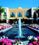 Dubai Badeferien (5 Nächte) Dubai Le Royal Meridien ***** Seite 11 Lage: Die schöne Hotelanlage befindet sich in einem mit Gartenlandschaft umgebenen Küstenstreifen Jumeiras. Nur 25 Min.