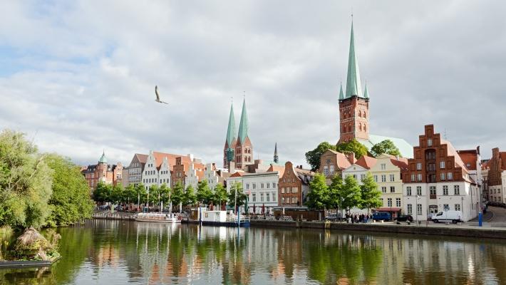 Lübeck (29.2 km) Die Hansestadt Lübeck liegt ca. 60 km nordöstlich von Hamburg am Fluss Trave. Der alte Stadtteil ist eine Insel umgeben vom Fluss und der Kanalverbindung.
