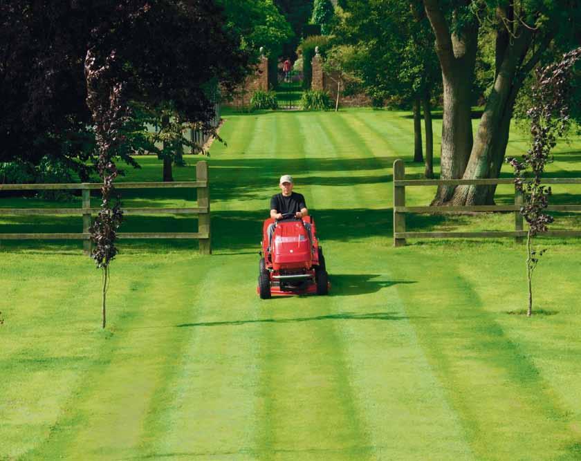 Der universelle Rasentraktor für das ganze Jahr Welcher Gartenfreund träumt nicht von einem gepflegten, dichten und saftigen englischen Rasen? Frei von Unkraut und in all seiner grünen Pracht!