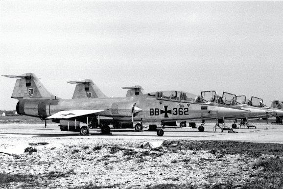 Schon mit deutschen Kennzeichen versehen, standen die F-104F in Palmdale für die Luftwaffen- Piloten bereit.