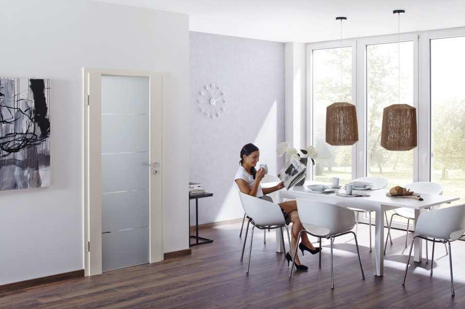 Bild 4: Die DesignLine des neuen Hörmann Innentürenprogramms bietet neben Türen im Landhausstil, mit einer Edelstahl-Applikation oder Fugen auch