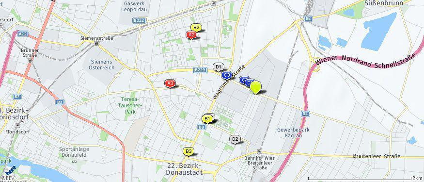 Der hellgrüne Punkt markiert den Immobilienstandort, die Nahversorger im Umkreis werden mit farblichen Pins angezeigt.