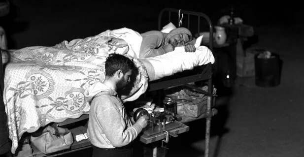 Kleitman kontrolliert die Messgeräte, während Richardson schläft. Feinste Prozesse in der Hirnchemie sind am Werk, wenn wir vom Wachen in den Schlaf sinken.