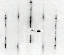 und anschließendes Heizen auf 600 K (Das Maximum der φ-kurve kennzeichnet den Übergang von dissoziativer zu molekularer Adsorption). Ihre maximale Ordnung weist diese Phase zwischen 300 und 400 K auf.