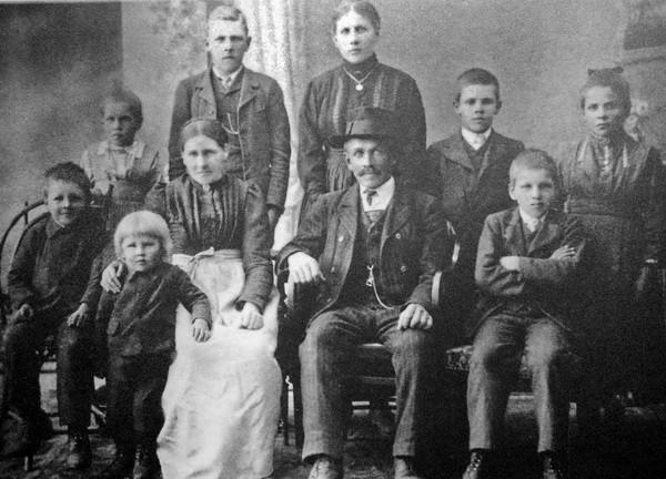 Bäuerin aus Maria Alm mit Gatte und den acht Kindern - nach der Kur kam der Kindersegen. Repro: Christine Schweinöster Neben Prominenten kam aber auch das gemeine Volk zum Kuren.