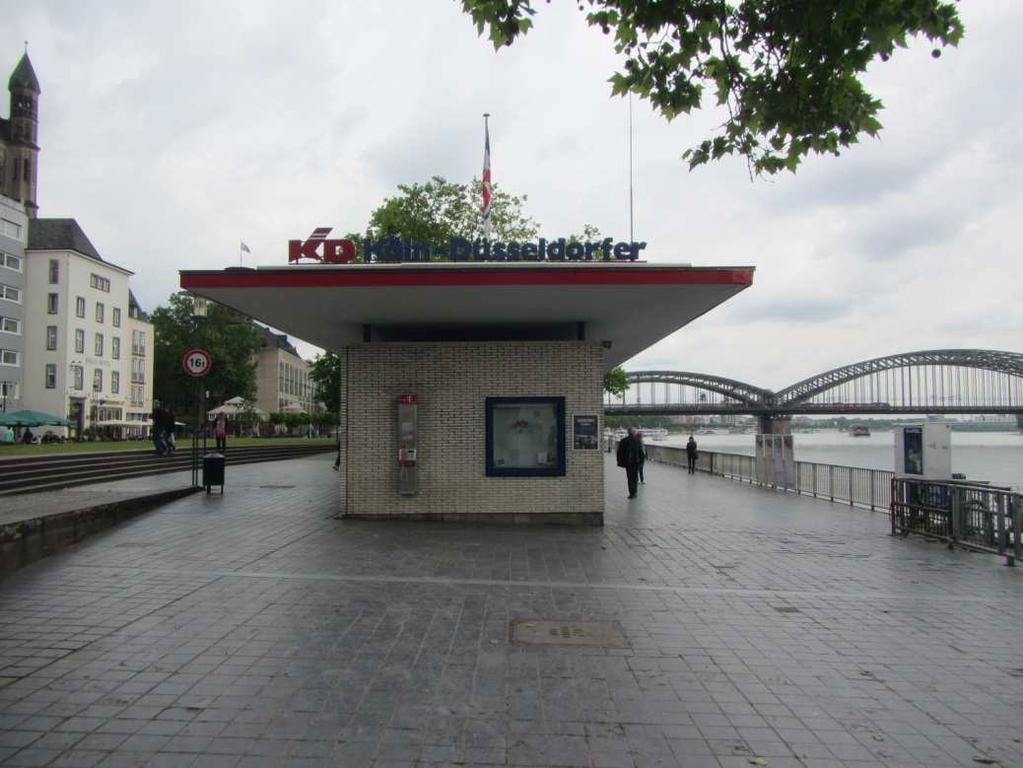 6.1.4 Rheinufer Ein weiteres Kernthema in der Maßnahmenplanung des Radverkehrskonzepts stellt die Führung des Radverkehrs zwischen Deutzer Brücke und Hohenzollernbrücke dar.