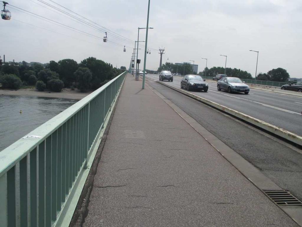 Abbildung 6-24: Geh- und Radweg auf der Zoobrücke (Nordseite) Im heutigen Zustand wird der Radverkehr auf der linksrheinischen Nordseite der Brücke über eine Rampe nach unten geführt, so dass zwar