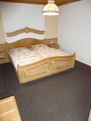 Schlafraum mit Doppelbett Zimmertyp: Doppelzimmer Es ist eine Verbindungstür zu einem weiteren Zimmer vorhanden.