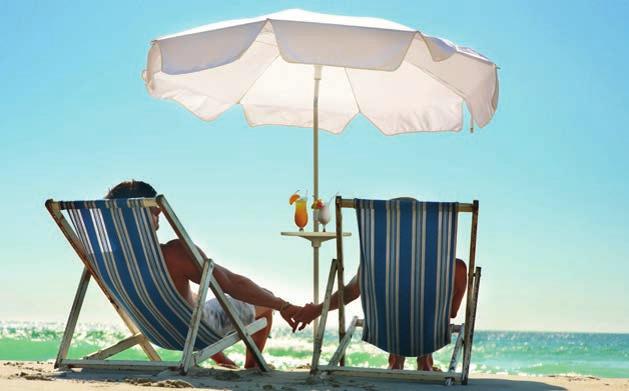 mobilen Gebrauch am Strand konzipiert. Der Sonnenschirmtisch dient als sandfreie Ablage für z. B.