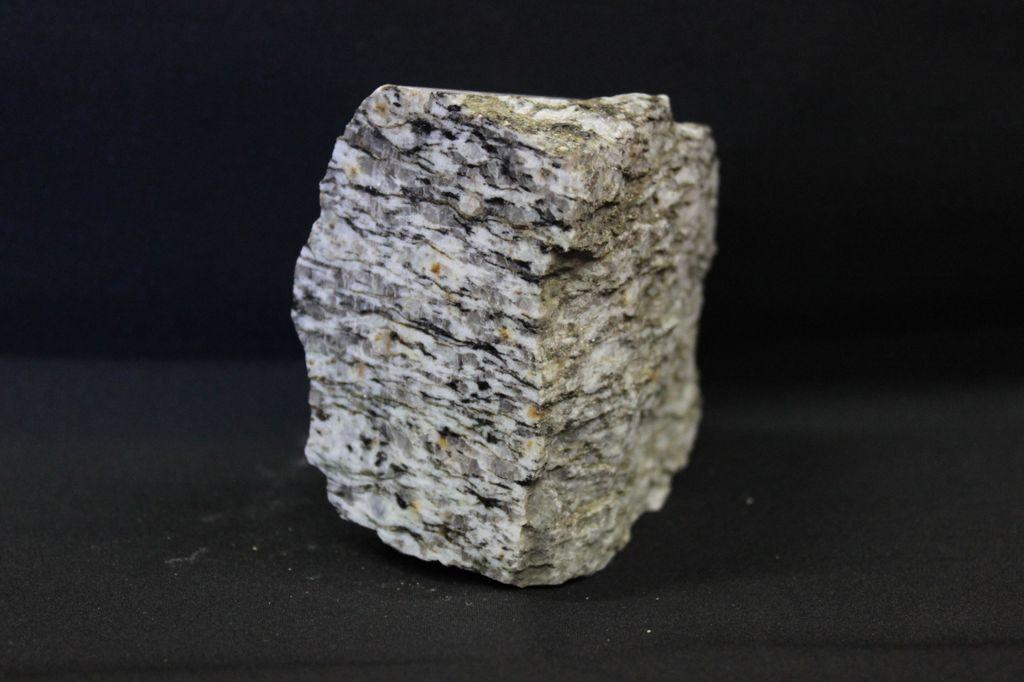 Nr. 7: Orthogneis dem Granit zum Verwechseln ähnlich Aufgrund von Farbe und dem körnigen Gefüge ist dieses Stück aus der Silvretta bei Galtür dem allseits bekannten Granit nicht unähnlich.