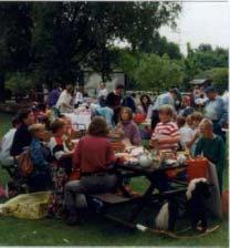 September 1989 gab es erstmals einen Flohmarkt (damals noch speziell für Hobbyund Sportsachen), der inzwischen einmal jährlich die Palette der Highlights auf der Jugendfarm bereichert.
