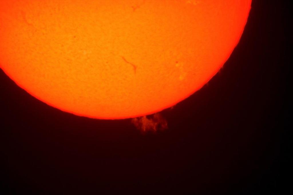 Sonntag, 21. Mai von 11:00 bis 13:00 Sonnenbeobachtung Durch einen speziellen Filter (H-Alpha) vor unserem Teleskop können Sie gefahrlos Details der Sonne betrachten.