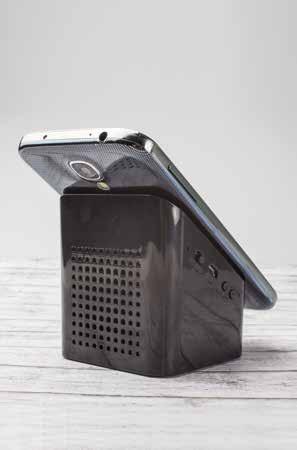 97 A100781 Lautsprecher Jazz (Kunststoff) Bluetooth Lautsprecher Leistung 3 W Akkulaufzeit: 5 Stunden 2 Stunden Ladezeit Saugnäpfe dienen zur Fixierung des Handys oder zur Befestigung an glatten