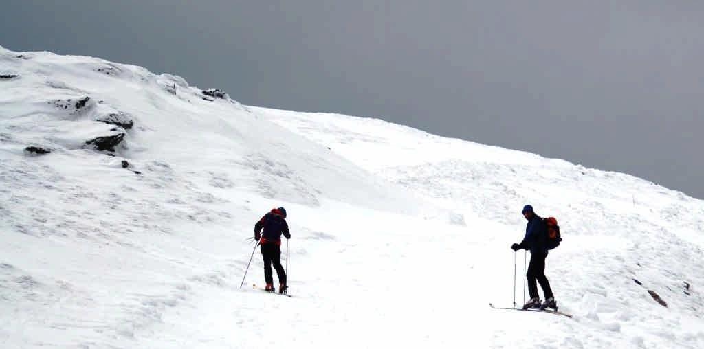 Die schönsten Wintertouren Ski- und Schneeschuhtourentipps Stuhleck - Südflanke Anstieg: vom Pfaffensattel über die im Winter gesperrte Mautstrasse auf den Gipfel des Stuhleck (1.
