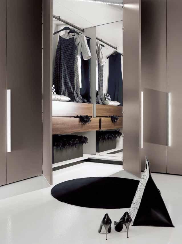 _ THE HANDLE, IN OXIDIZED STEEL, EMBELLISHES THE DESIGN OF THE WHOLE COMPOSITION AND SOFTENS THE EXTREMELY ACCURATE LINEARITY OF THE WARDROBE, WITH GLOBAL MATT LACQUERED GRIGIO HINGED DOOR, WITH ITS