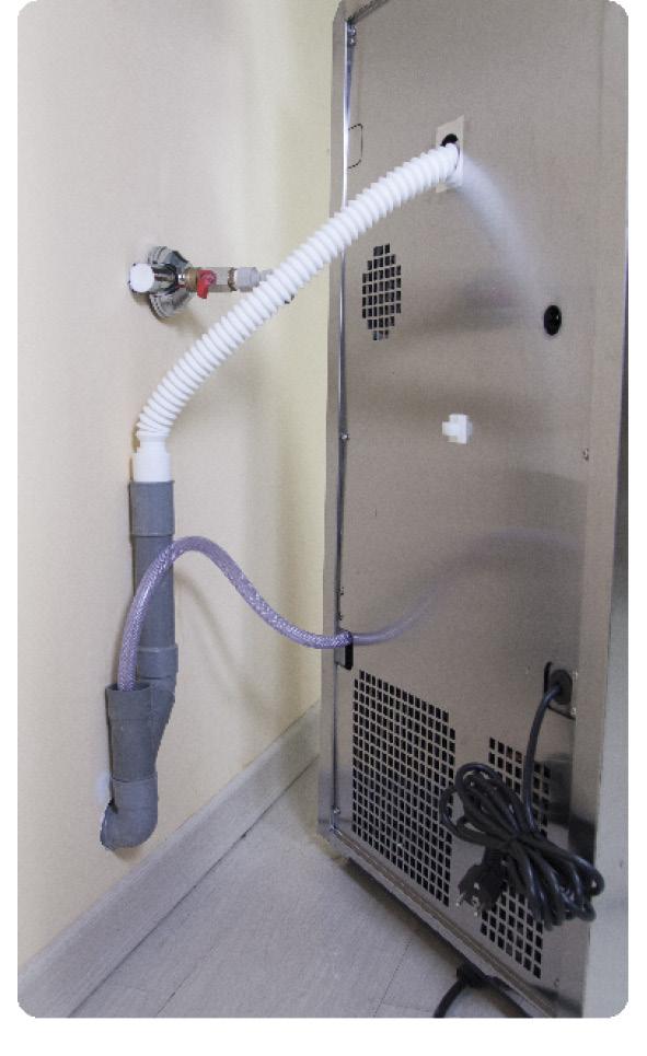 Wasseranschluss 3 Achtung! Für den Anschluss des Geräts an die Wasserleitung muss ein neues Verbindungsset (Anschlussstücke, Dichtungen und Schläuche) verwendet werden.
