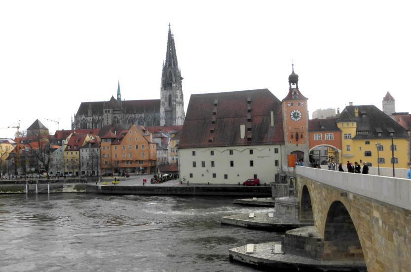 In Regensburg sind über 1500 denkmalgeschützte Gebäude, davon 984 im historischen Kern, der 2006 von der UNESCO als Weltkulturerbe ausgezeichnet wurde.