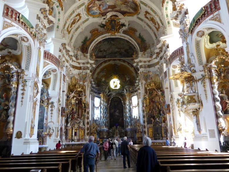9 Bei einem Abstecher in den Bayerischen Wald besuchten wir die Klosterkirche in Osterhofen, die wegen der üppigen Ausstattung im Inneren mit reichem Stuck durch