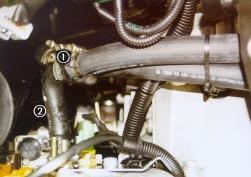 Bild 7 Abgasendrohr Wasserkreislauf Wasserschläuche anschließen (siehe Bild 8-10 und Skizze 2) Wasservorlaufschlauch (unterer Wasserschlauch)