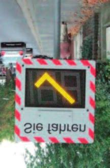 Abschaltung. Die Anzeige erfolgt mittels dreistelliger LED-Ziffern in den Farben gelb und rot. Dabei ist die Zuschaltung von zwei Sonderzeichen auch im Wechsel mit der Geschwindigkeitsanzeige möglich.