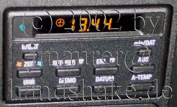 2 Die Multifunktionsuhr (MF-Uhr) Abbildung 3: Die Multifunktionsuhr Gegenüber der Analoguhr gibt s zusätzlich noch Datum, Außentemperaturanzeige, Eiswarnung