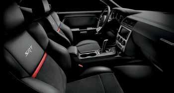 2014 Dodge Challenger Srt8 Sitze und Interieur Sitzkapazität: 5 Sitze Sitze: 2 Nappa lederbezogene Sitze vorne mit perforierten Alcantara Einsätzen, beide mit Sitzheizung, einstellbare Kopfstützen,