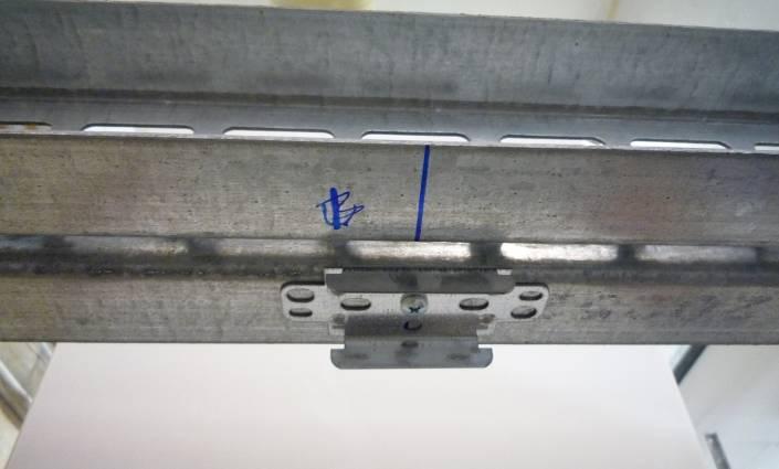 Abbildung 11: Verschraubung des Rigips U-Direktabhängers Rigips Direktabhänger für C-Deckenprofile, justierbar, werden mit einer Rigips Sechskantschraube M 6 x 16 mm in das Weitspanntägersystem UA