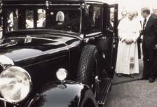 1960 300 d Landaulet, W 189 Inmitten der Gläubigen: Papst Johannes XXIII. bei der Fahrt im offenen Mercedes-Benz 300 d Landaulet (Baureihe W 189).