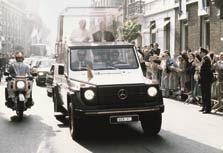1978 300 SEL Landaulet, W 109 Gerade gewählt: Papst Johannes Paul II. fährt im Mercedes-Benz 300 SEL Landaulet (Baureihe W 109) über den Petersplatz in Rom.