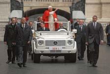 1997 S-Klasse Landaulet, W 140 Die S-Klasse als Landaulet: Auf Basis der S-Klasse entstand dieses Landaulet als Fahrzeug für Papst Johannes Paul II.