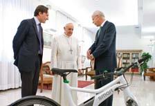Dieter Zetsche Papst Franziskus, der als Kardinal oft mit dem Rad zur Arbeit fuhr, ein smart ebike.