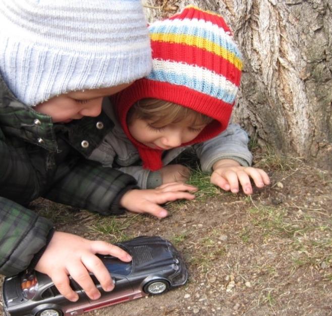 Spielen ist Lernen. SPIELERISCH DIE WELT ENTDECKEN In Allem wo Kinder selbst tätig werden, lernen sie. Bei uns sind die Kinder die Akteure.