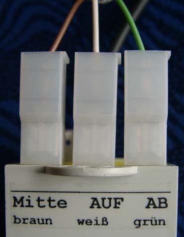 Aufstecken der Steuerleitung auf das Schaltmodul Montage des Moduls mit Kabelbindern oben und unten am Kabelbaum Bitte beachten: Durch Vertauschen der Farben entstehen keine Kurzschlüsse!