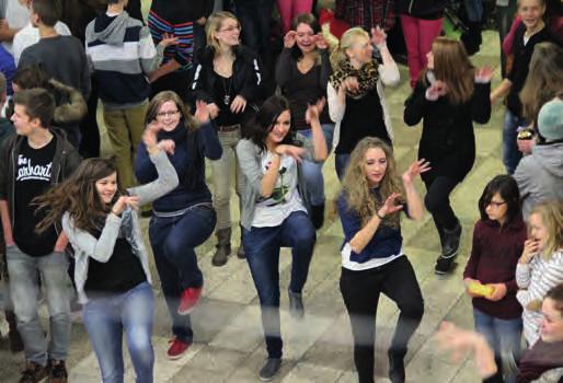 Aus dem Schulleben 2012/2013 Flash Mob Durch Freude an Bewegung, Überraschung und Spaß wollten die Schülerinnen des Sport-Grundkurses 5 (Jg.