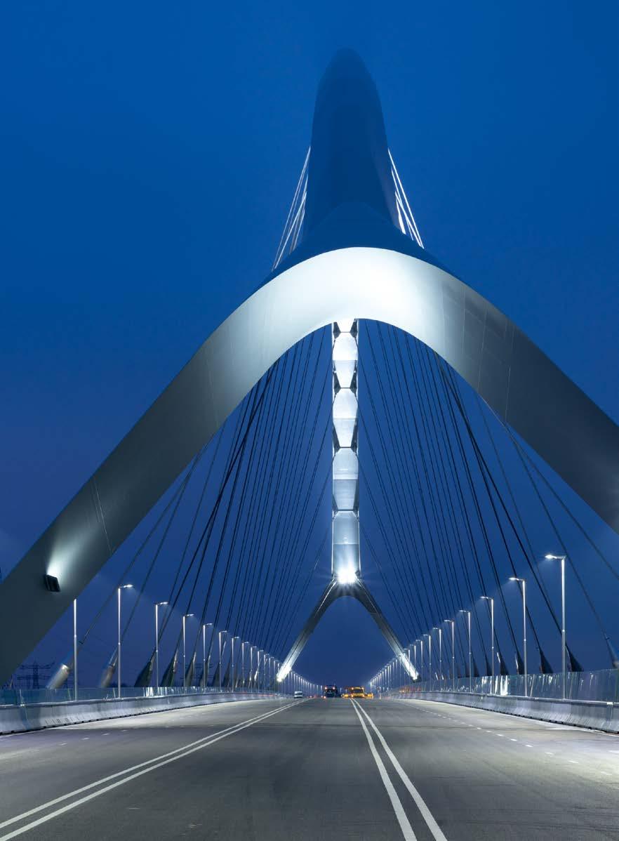 Auf elegante Weise spaltet sich der stählerne Brückenbogen an beiden Seiten der Netzwerkkonstruktion in imposante Bogengabeln. Realisiert wurde der Brückenneubau von der Max Bögl Nederland B.V.