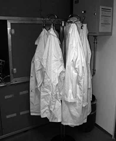 mikrobiologische Sicherheitswerkbank (Bild 1), Zentrifugen mit Aerosolschutzdeckeln, Einwegimpfösen 11 Ist die Abfallentsorgung so organisiert, dass die Arbeitnehmenden während des ganzen