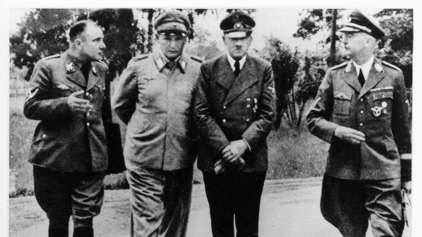 In der Wolfsschanze im Gespräch mit Hitler, Göring und Bormann Foto: bpk Berlin Himmler weiß, dass es in der Wehrmacht gärt, dass sich Widerstand gegen Hitler formiert.