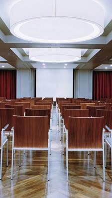 Auf Knopfdruck können etwa in einem Konferenzsaal einzelne Lichtszenen für z. B. Empfang, Vortrag und Diskussion aufgerufen werden.