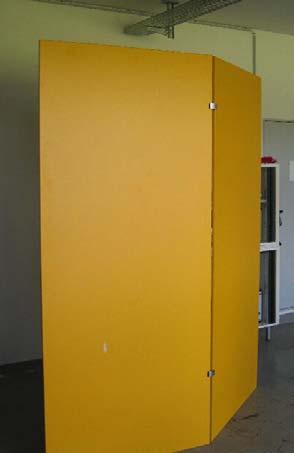 2. Gelbe Stellwände: Dieses System wird durch so genannte Eckverbindungsstücke zusammengehalten. Diese Wände müssen in einem Winkel aufgestellt werden, um die Standfestigkeit zu garantieren.