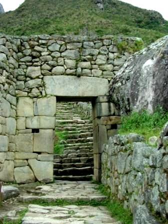 Eine andere Theorie besagte, dass Machu Picchu identisch mit dem letzten Zufluchtsort der Inka, Vilcabamba, ist. Inzwischen ist man aber der Meinung, dass das nicht sein kann.