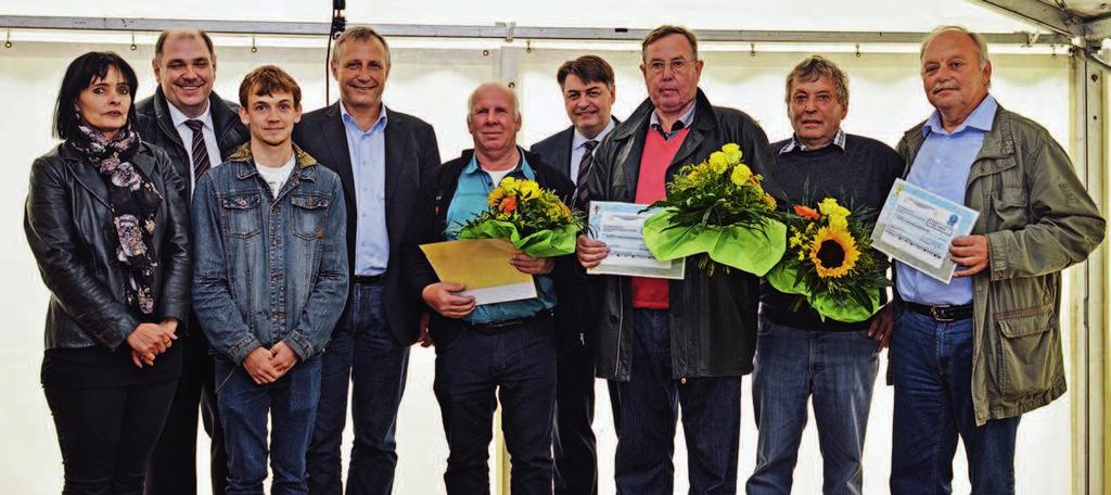 Die Gewinner des Flugs RUHR.2015 auf einen Blick (v.l.): Martina Gründken (Schatzmeisterin Kohaus-Förderverein), Richard Groß (Präsident), Marcel Krause (1. Platz JAK-Derby), Ludwig Maul (stellv.