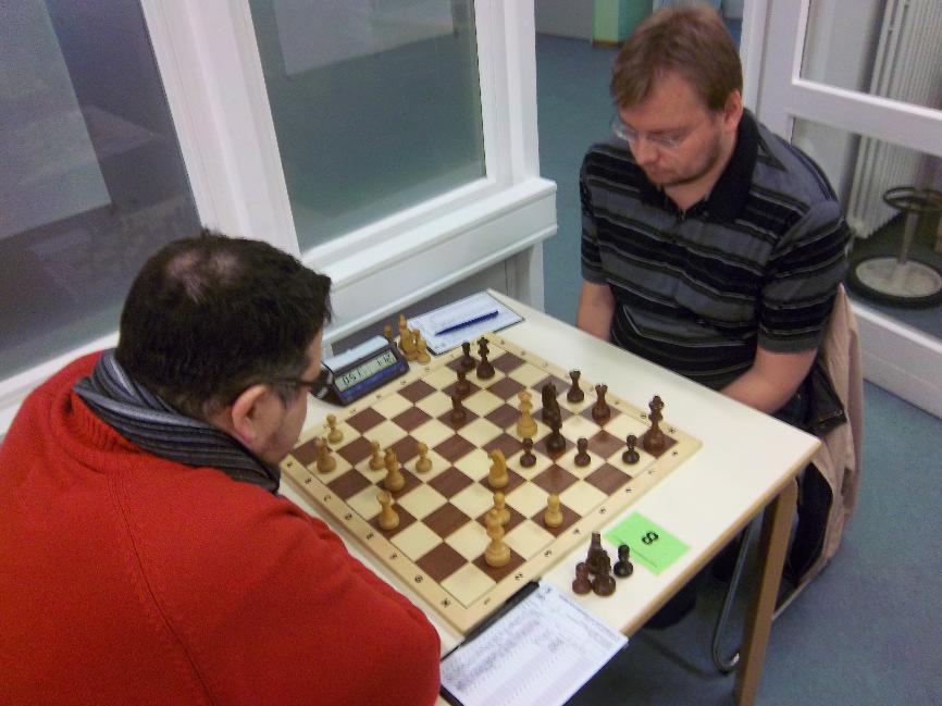 Schwarz zog deshalb Da5? Verlust) ziehen. Außerdem droht Weiß selbst nach Dxa5 Sxa5 mit dem nächsten Spieß Lb6. Und Da5-h5 scheitert an Lxa6!! bxa6 Dxa6+ gefolgt von Sb5 und Schwarz bricht zusammen.