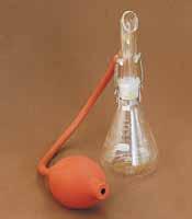 Der Partikeldurchmesser beträgt 5 bis 0 µm bei einem Durchsatz von 0 ml/min bezogen auf Wasser. Die Flasche für das Sprühreagenz besteht aus Borosilikatglas.