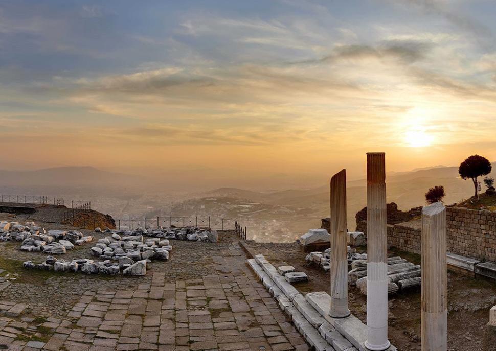 Oberhalb der heutigen Stadt Bergama thronen die Ruinen der alten Akropolis von Pergamon. Bereits im 8. Jh. v. Chr.